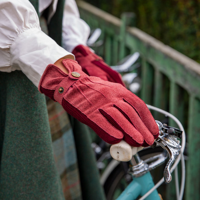 Woman wearing Women's fleece-lined suede gloves in claret in park